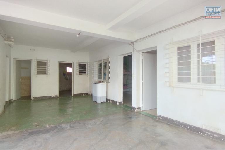 A louer, maison F6 en bord de route principale sur Nanisana (contact 0341654755 Felana)