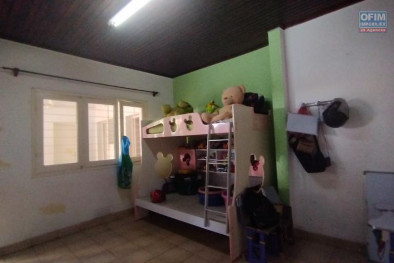 A louer, maison F6 en bord de route principale sur Nanisana (contact 0341654755 Felana)