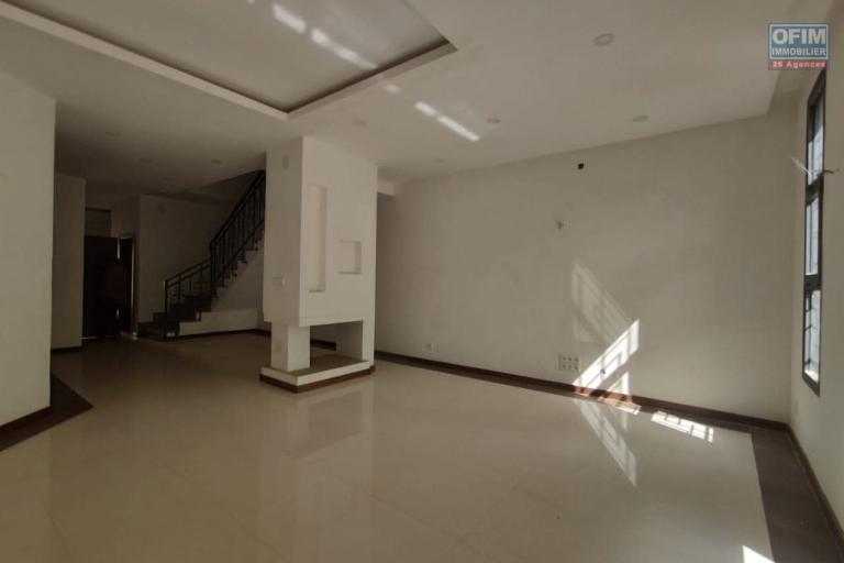 A LOUER Villa F6 neuve &agrave; Mahatony