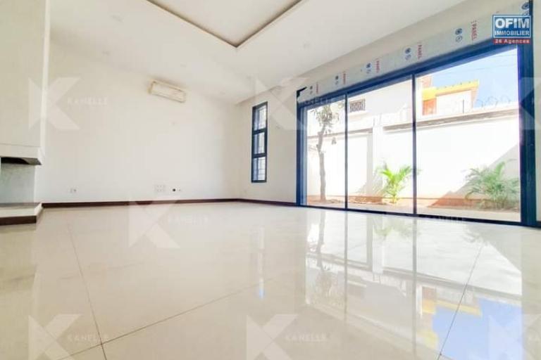 A LOUER Villa F6 neuve &agrave; Mahatony