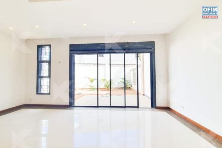 A LOUER Villa F6 neuve à Mahatony 034 02 218 69