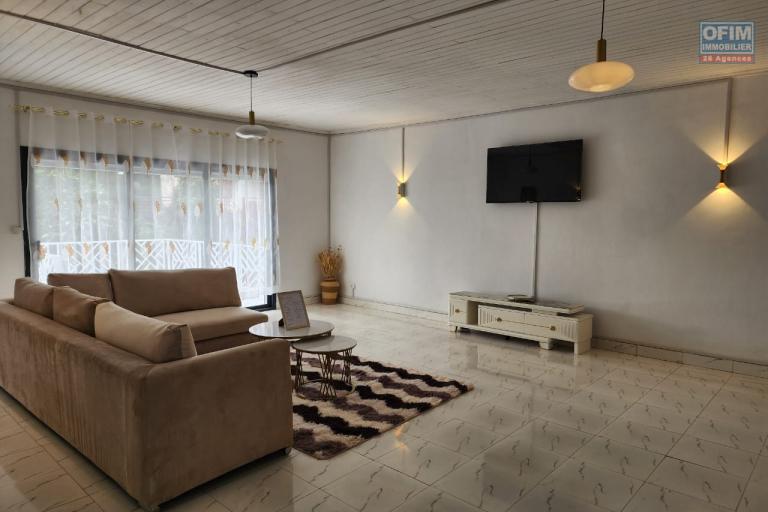 Location saisonnière et longue durée - appartement T4 neuf meublé à Soavinarivo Ivato à 5 mn de l’aéroport. Contact Mr Jacky 0340244304