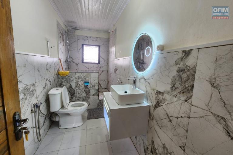 Location saisonnière et longue durée - appartement T4 neuf meublé à Soavinarivo Ivato à 5 mn de l’aéroport. Contact Mr Jacky 0340244304