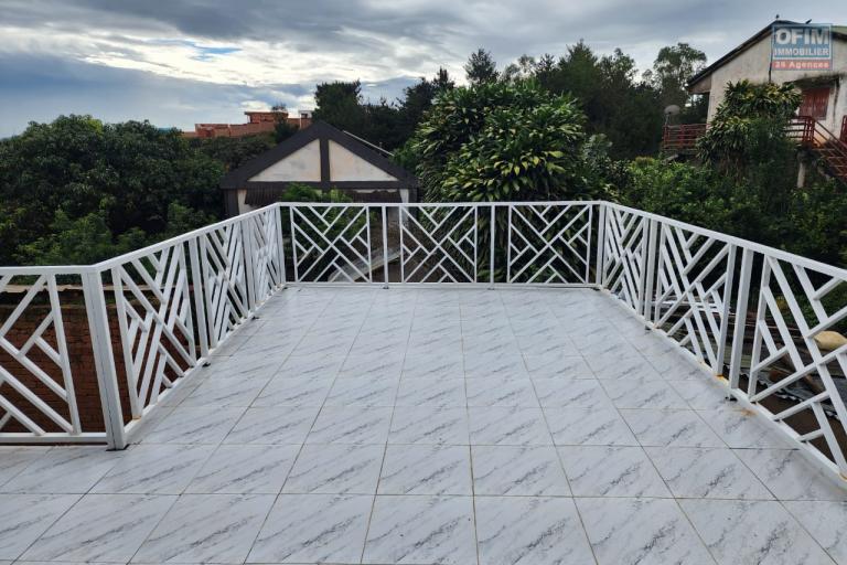 Location saisonnière et longue durée - appartement T4 neuf meublé à Soavinarivo Ivato à 5 mn de l’aéroport. Contact Mr Jacky 0340244304