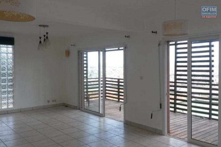 Un appartement T4 en duplex s&eacute;curis&eacute; &agrave; Fort Voyron ( CONTACT LALAINA )
