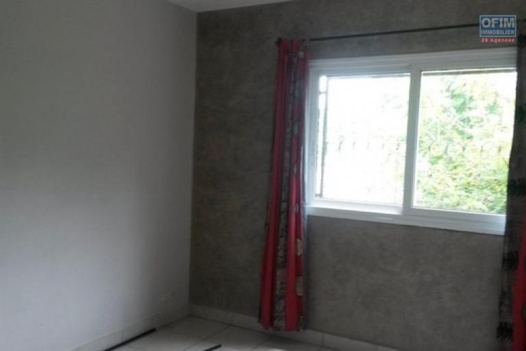 Un appartement T4 en duplex s&eacute;curis&eacute; &agrave; Fort Voyron ( CONTACT LALAINA )
