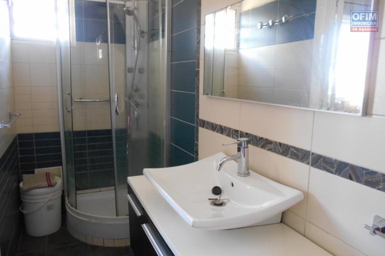 Un appartement T4 en duplex s&eacute;curis&eacute; &agrave; Fort Voyron ( CONTACT LALAINA )