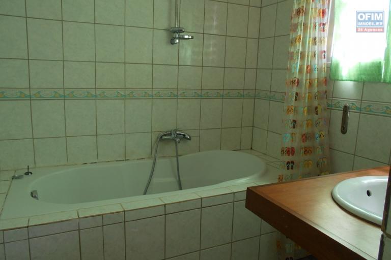 Un appartement T4 en duplex s&eacute;curis&eacute; &agrave; Fort Voyron ( CONTACT LALAINA )