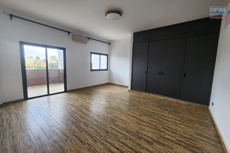 En location un appartement de standing neuf de type T3+ et T4+ avec une surface habitable de 177m2 et 244m2 avec piscine commune, &eacute;quip&eacute; kit anti-d&eacute;lestage et r&eacute;servoir d'eau avec surpresseur. Contact Mr Jacky