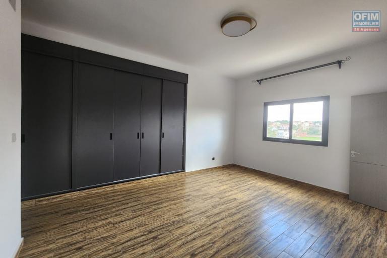 En location un appartement de standing neuf de type T3+ et T4+ avec une surface habitable de 177m2 et 244m2 avec piscine commune, &eacute;quip&eacute; kit anti-d&eacute;lestage et r&eacute;servoir d'eau avec surpresseur. Contact Mr Jacky