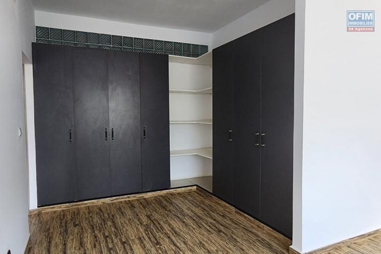 En location un appartement de standing neuf de type T4+ avec une surface habitable de 244m2 avec piscine commune, &eacute;quip&eacute; kit anti-d&eacute;lestage et r&eacute;servoir d'eau avec surpresseur. Contact Mr Jacky 0340244304