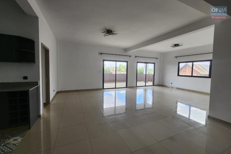En location un appartement de standing neuf de type T4+ avec une surface habitable de 244m2 avec piscine commune, &eacute;quip&eacute; kit anti-d&eacute;lestage et r&eacute;servoir d'eau avec surpresseur. Contact Mr Jacky 0340244304