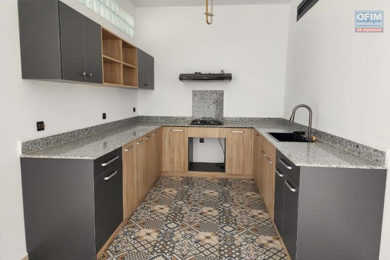 En location un appartement de standing neuf de type T4+ avec une surface habitable de 244m2 avec piscine commune, &eacute;quip&eacute; kit anti-d&eacute;lestage et r&eacute;servoir d'eau avec surpresseur. Contact Mr Jacky 0340244304