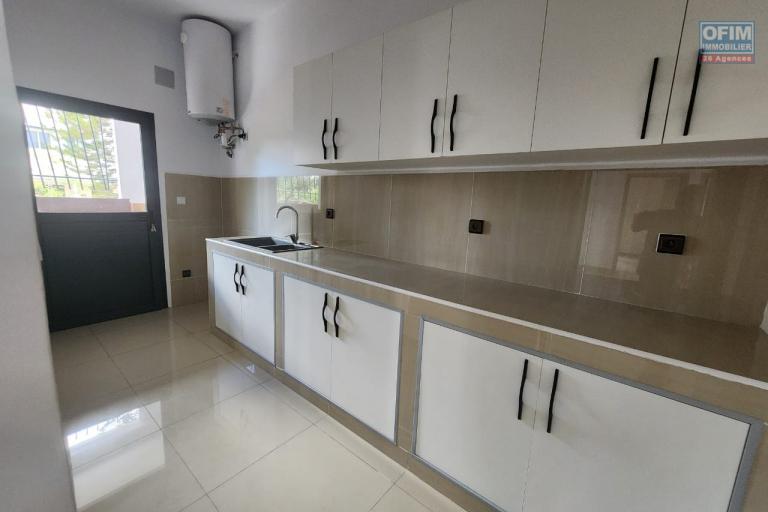 En location un appartement de standing neuf de type T4+ avec une surface habitable de 244m2 avec piscine commune, &eacute;quip&eacute; kit anti-d&eacute;lestage et r&eacute;servoir d'eau avec surpresseur. Contact Mr Jacky 0340244304