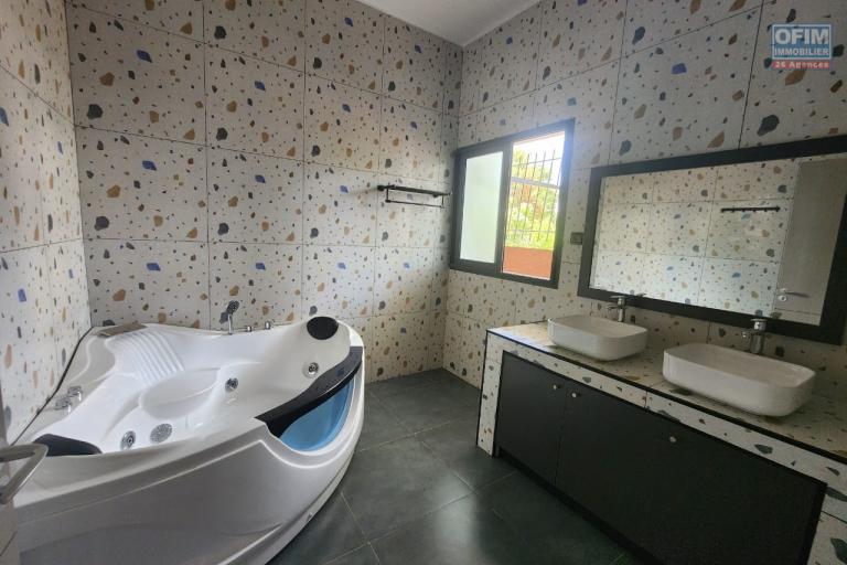 En location un appartement de standing neuf de type T4+ avec une surface habitable de 244m2 avec piscine commune, &eacute;quip&eacute; kit anti-d&eacute;lestage et r&eacute;servoir d'eau avec surpresseur. Contact Mr Jacky 0340244304