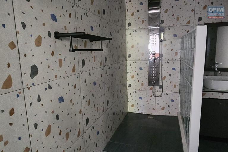 En location un appartement de standing neuf de type T3+ et T4+ avec une surface habitable de 177m2 et 244m2 avec piscine commune, &eacute;quip&eacute; kit anti-d&eacute;lestage et r&eacute;servoir d'eau avec surpresseur. Contact Mr Jacky