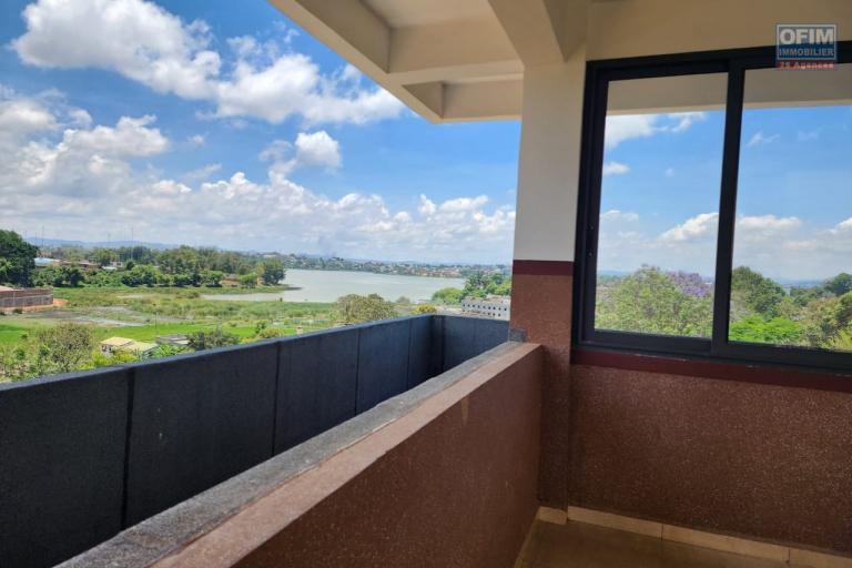 En location un appartement de standing neuf de type T4+ avec une surface habitable de 244m2 avec piscine commune, &eacute;quip&eacute; kit anti-d&eacute;lestage et r&eacute;servoir d'eau avec surpresseur. Contact Mr Jacky 0340244304