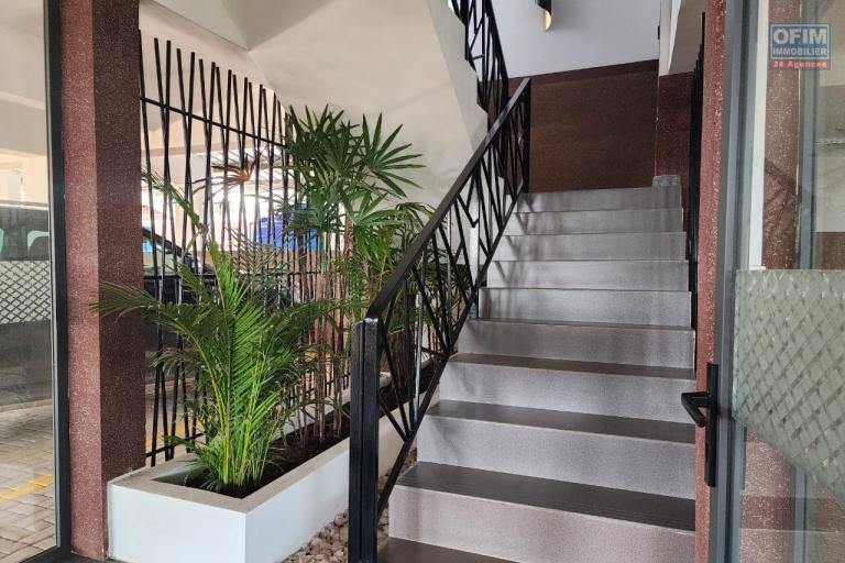 En location un appartement de standing neuf de type T4+ avec une surface habitable de 244m2 avec piscine commune, &eacute;quip&eacute; kit anti-d&eacute;lestage et r&eacute;servoir d'eau avec surpresseur. Contact Mr Jacky 0340244304