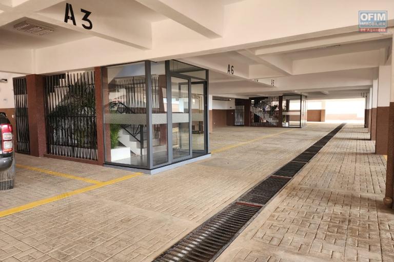 En location un appartement de standing neuf de type T3+ et T4+ avec une surface habitable de 177m2 et 244m2 avec piscine commune, &eacute;quip&eacute; kit anti-d&eacute;lestage et r&eacute;servoir d'eau avec surpresseur. Contact Mr Jacky