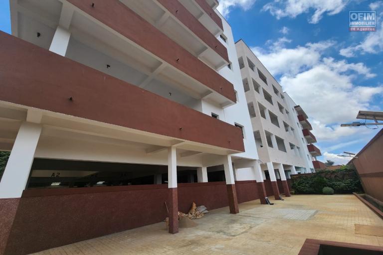 En location un appartement de standing neuf de type T4+ avec une surface habitable de 244m2 avec piscine commune, &eacute;quip&eacute; kit anti-d&eacute;lestage et r&eacute;servoir d'eau avec surpresseur. Contact Mr Jacky 0340244304