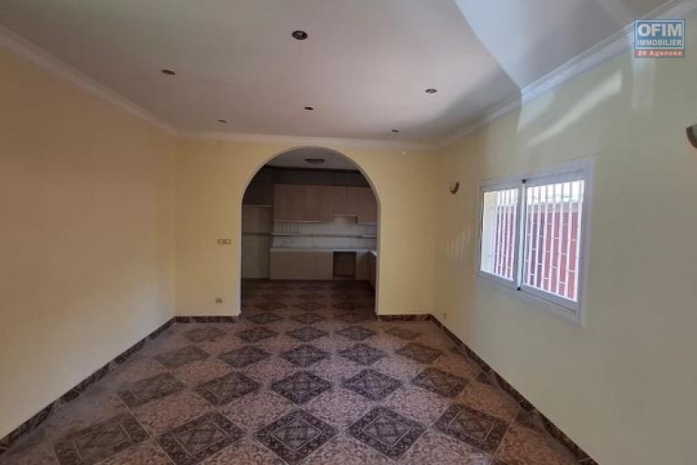 Une villa F4 &agrave; Ilaivola Ivato ( CONTACT LALAINA )