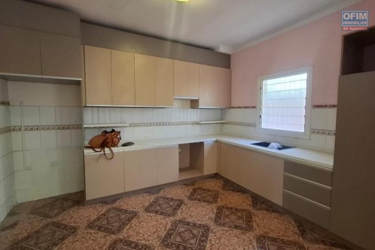 Une villa F4 à Ilaivola Ivato ( CONTACT LALAINA 034 08 583 76 )