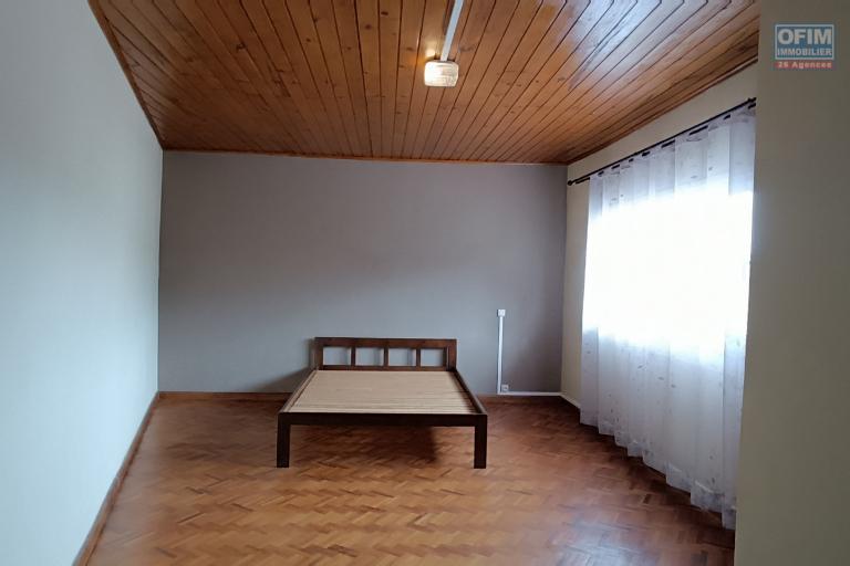 A VENDRE Une propri&eacute;t&eacute; de 520m2 avec maison F4 &agrave; snowy Avaratra, tel