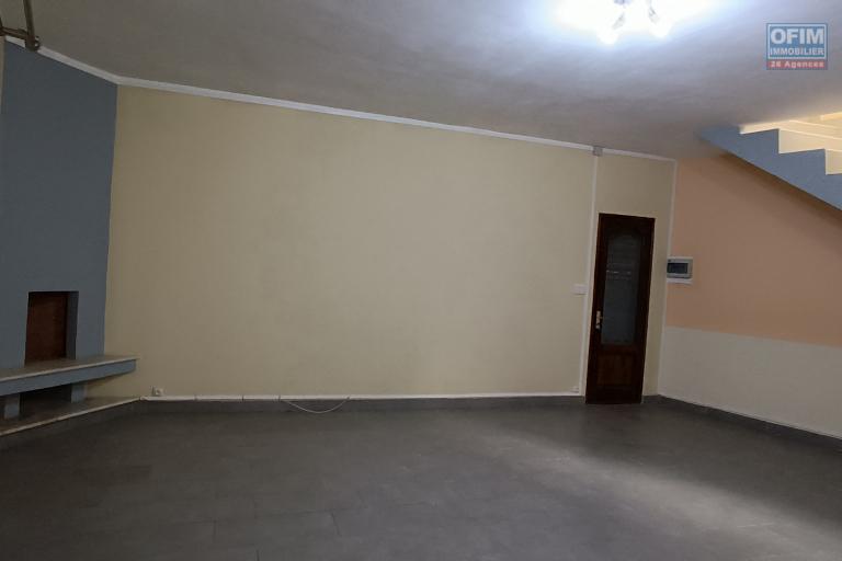 A VENDRE Une propri&eacute;t&eacute; de 520m2 avec maison F4 &agrave; snowy Avaratra, tel