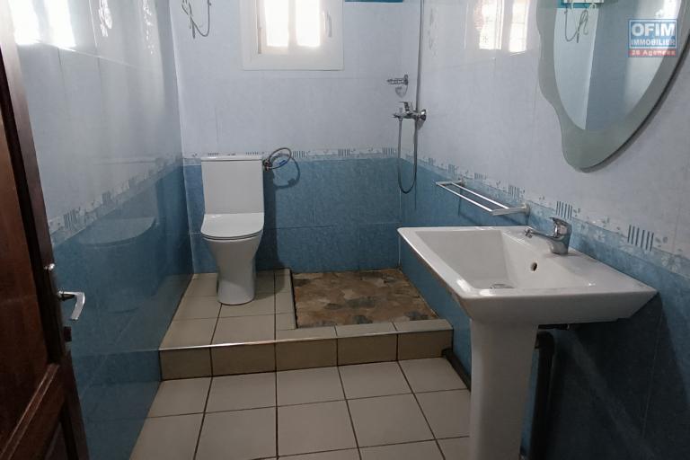 A VENDRE Une propriété de 520m2 avec maison F4 à snowy Avaratra, tel 034 02 218 69