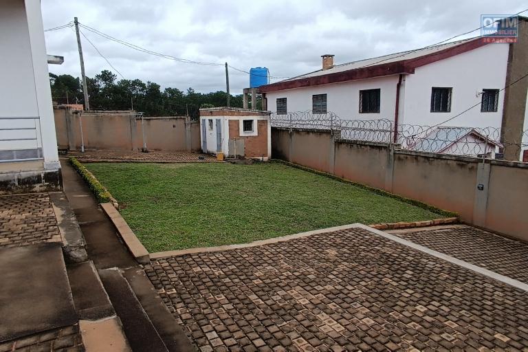 A VENDRE Une propri&eacute;t&eacute; de 520m2 avec maison F4 &agrave; snowy Avaratra, tel