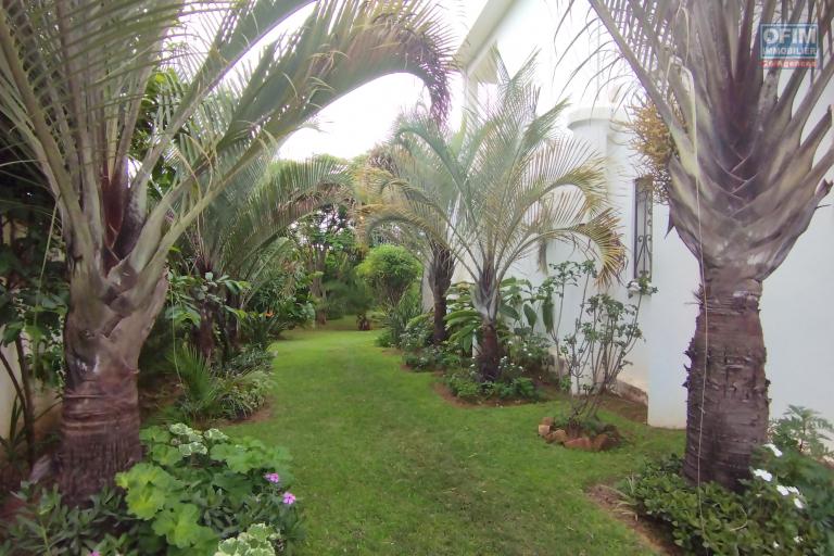 A vendre, une belle villa F6 dans un quartier résidentiel à Ambodiafontsy Ampitatafika- Antananarivo (contact)