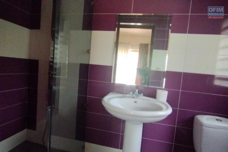 A vendre, une belle villa F6 dans un quartier résidentiel à Ambodiafontsy Ampitatafika- Antananarivo (contact)