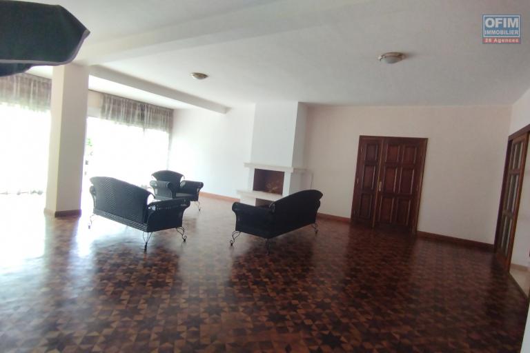 A vendre, une belle villa F6 dans un quartier résidentiel à Ambodiafontsy Ampitatafika- Antananarivo (contact)