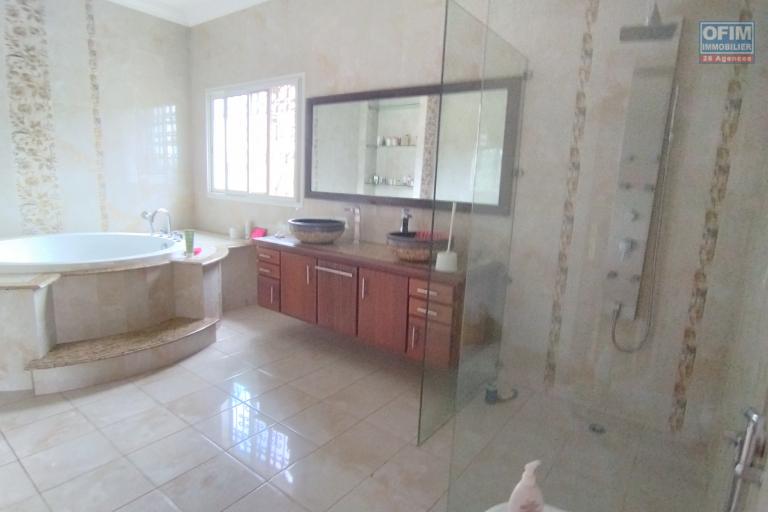 A vendre, une belle villa F6 dans un quartier résidentiel à Ambodiafontsy Ampitatafika- Antananarivo (contact)