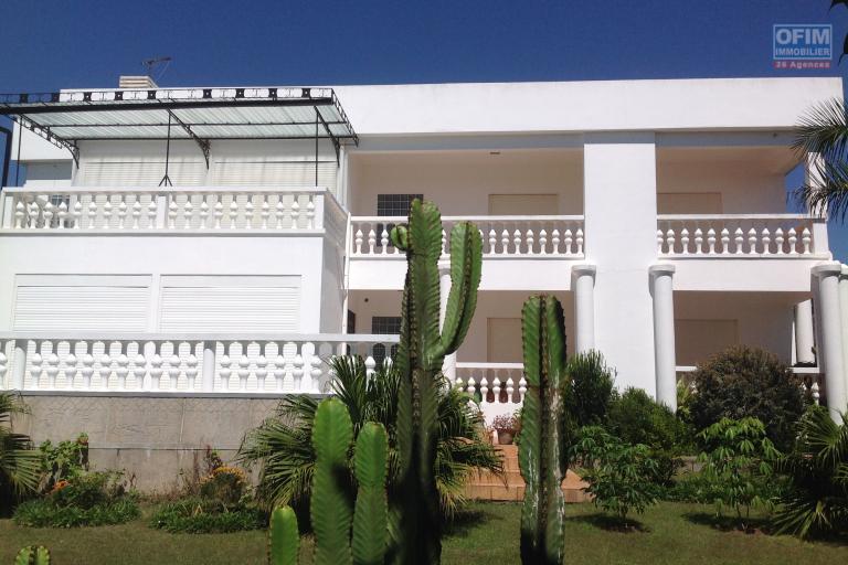 A vendre, une belle villa F6 dans un quartier résidentiel à Ambodiafontsy Ampitatafika- Antananarivo (contact)