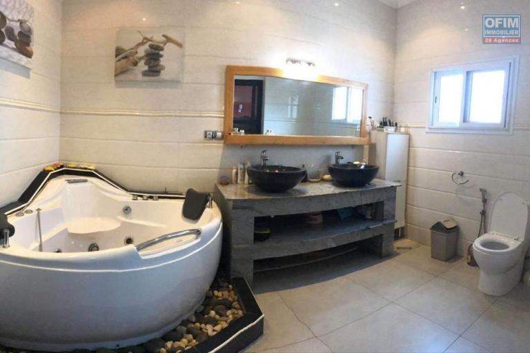 A louer, belle villa de haut standing meubl&eacute;e F5 , avec piscine &agrave; Andohanimandroseza- Antananarivo (contact Felana 0341654755)