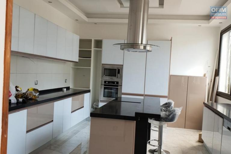 A louer, belle villa de haut standing meubl&eacute;e F5 , avec piscine &agrave; Andohanimandroseza- Antananarivo (contact Felana 0341654755)