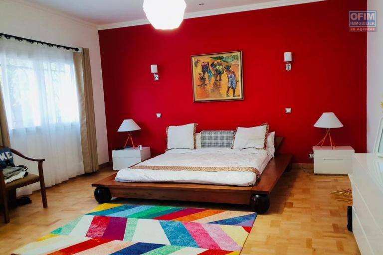 A louer, belle villa de haut standing meubl&eacute;e F5 , avec piscine &agrave; Andohanimandroseza- Antananarivo (contact Felana 0341654755)