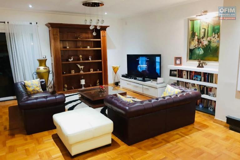 A louer, belle villa de haut standing meubl&eacute;e F5 , avec piscine &agrave; Andohanimandroseza- Antananarivo (contact Felana 0341654755)