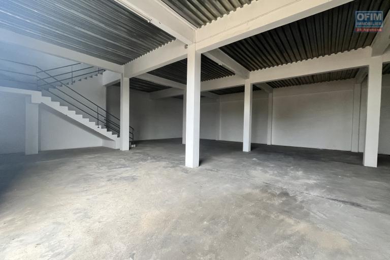 Un entrep&ocirc;t de 750m2 &agrave; Ankorondrano ( CONTACT LALAINA 034 08 583 76 )