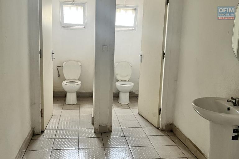 A louer un entrep&ocirc;t de 750m2 &agrave; Ankorondrano Antananarivo ( CONTACT LALAINA 034 08 583 76 )