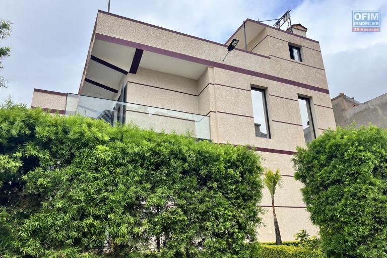 Une villa F5 sur 3 niveaux &agrave; Ambatolampy Timahafotsy ( CONTACT LALAINA 034 08 583 76 )