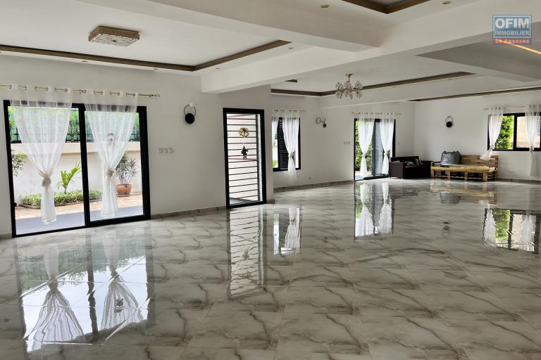 Une villa F5 sur 3 niveaux &agrave; Ambatolampy Timahafotsy ( CONTACT LALAINA 034 08 583 76 )