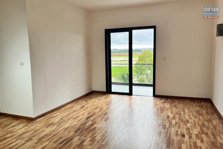 Une villa F5 sur 3 niveaux &agrave; Ambatolampy Timahafotsy ( CONTACT LALAINA )