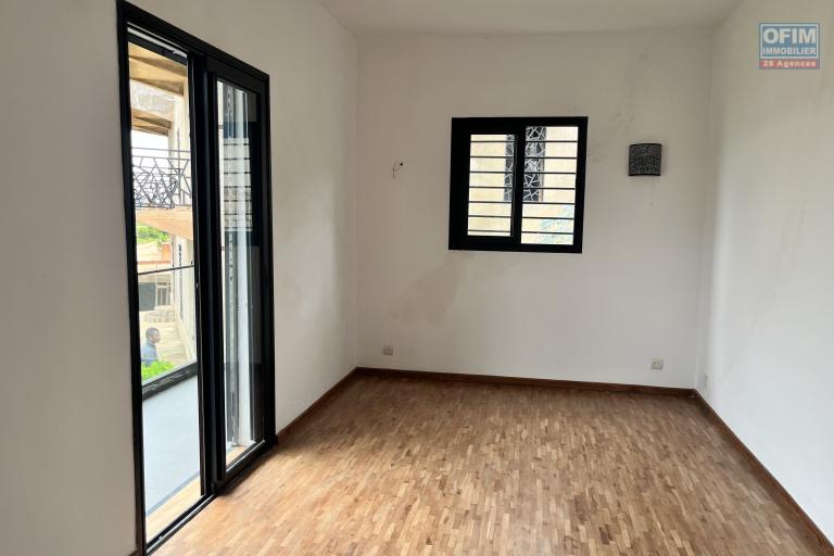 Une villa F5 sur 3 niveaux &agrave; Ambatolampy Timahafotsy ( CONTACT LALAINA )
