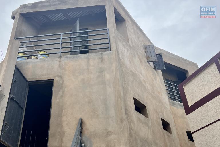 Une villa F5 sur 3 niveaux &agrave; Ambatolampy Timahafotsy ( CONTACT LALAINA )