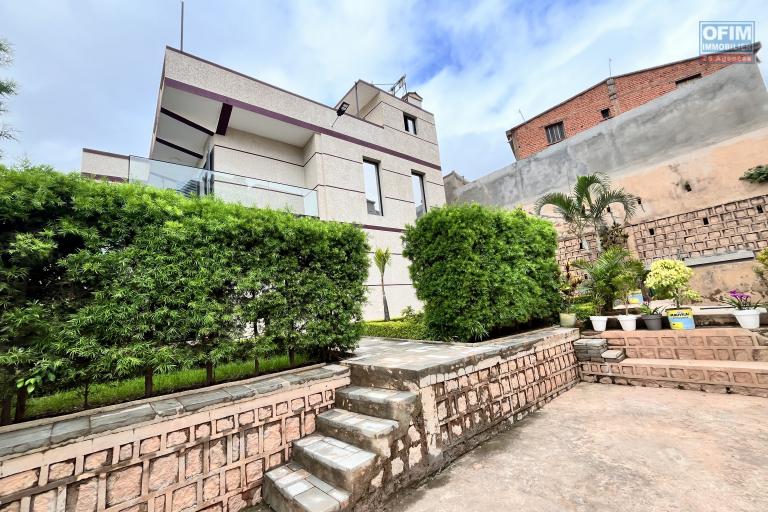 Une villa F5 sur 3 niveaux &agrave; Ambatolampy Timahafotsy ( CONTACT LALAINA )