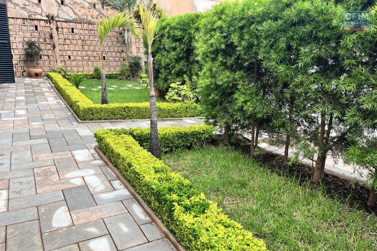 Une villa F5 sur 3 niveaux &agrave; Ambatolampy Timahafotsy ( CONTACT LALAINA )