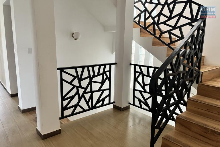 Une villa F5 sur 3 niveaux &agrave; Ambatolampy Timahafotsy ( CONTACT LALAINA 034 08 583 76 )