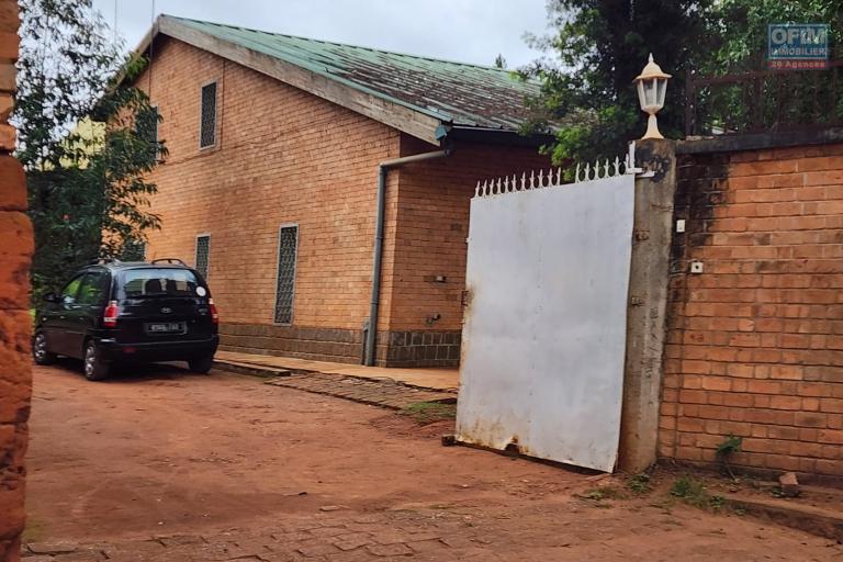 À vendre une Maison de type F5, environnement résidentiel, calme et sécurisé. Accès facile, proximité de la nouvelle rocade aéroport Ivato et Ambohitrimanjaka. ( Contact rapide Mr Jacky )